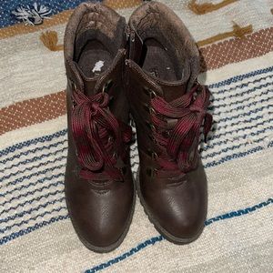 Fall booties, never worn, cute burgundy laces